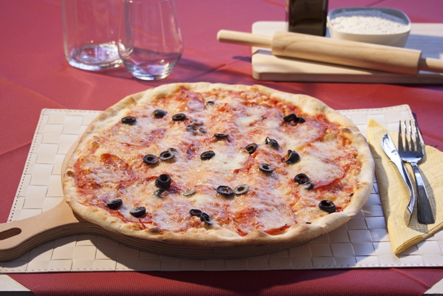 Pizza Diavola (with spicy Salami and Black Olives)