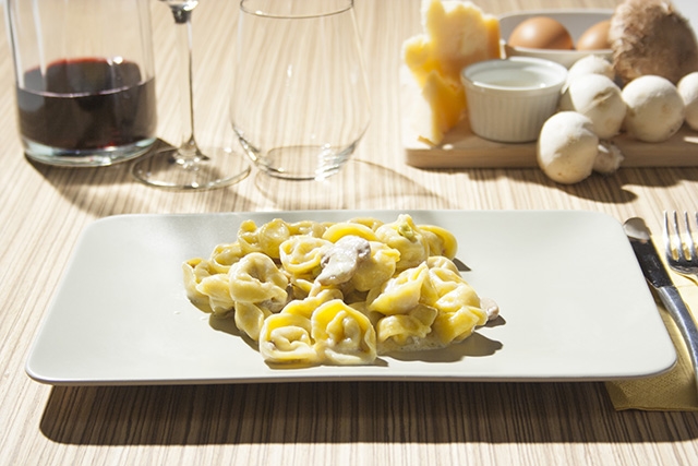 Tortellini Boscaiola Style (with Fresh Cream, Mushroom, Green Peas, Ham)